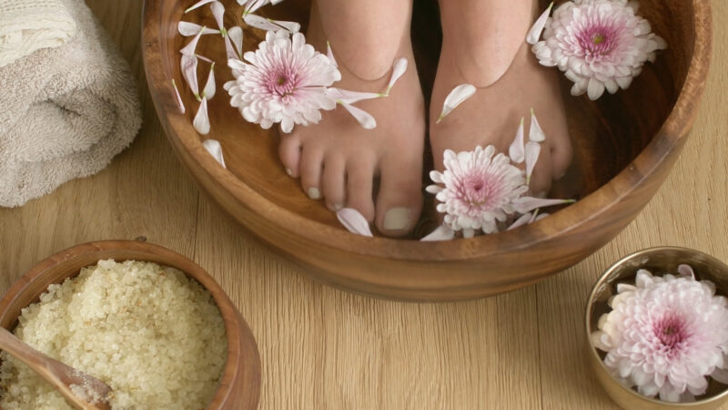 Set za spa kod kuće je savršen poklon koji donosi opuštanje, mirisne sveće i luksuzne kupke za potpunu relaksaciju.