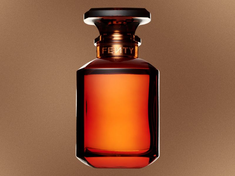 Fenty Eau de Parfum na braon pozadini