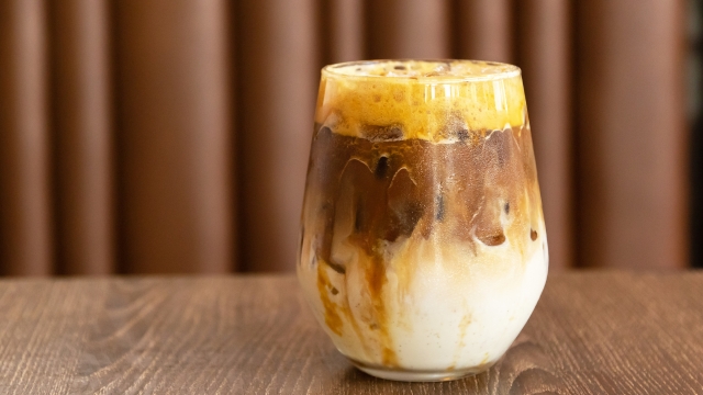Staklena čaša sa iced caramel macchiatom