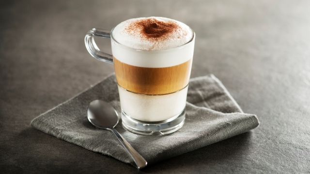Staklena šolja sa ledenim espresso macchiatom
