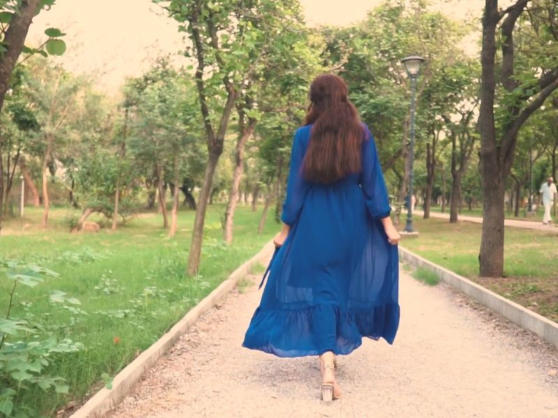 Midi haljina na preklop je udobna, elegantna, nenametljiva i savršena za svečane, ali opuštene prilike.