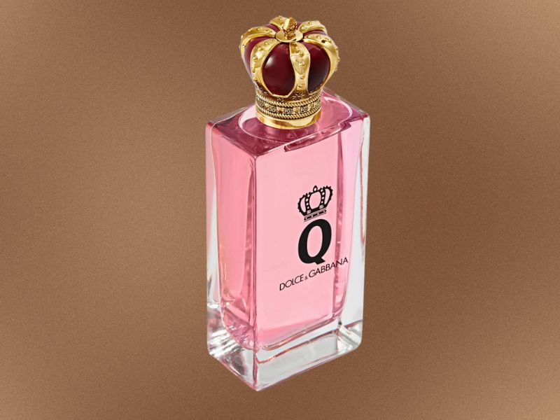 Q by Dolce & Gabbana parfem na braon pozadini