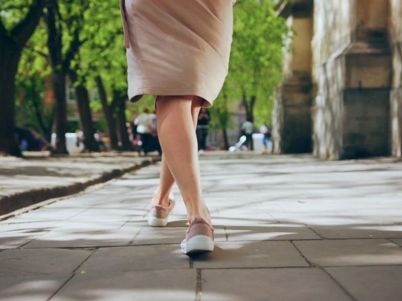 Devojka nosi ruze suknju i roze patike