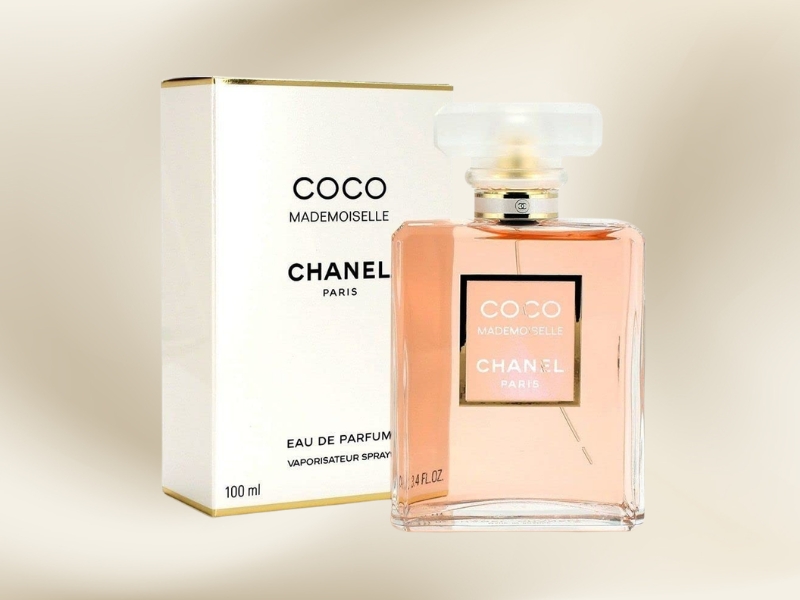 Coco Chanel Mademoiselle parfem na nežnoj pozadini