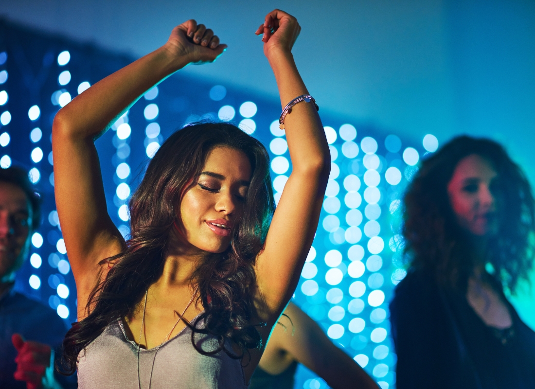 prikaz devojke koja igra u klubu