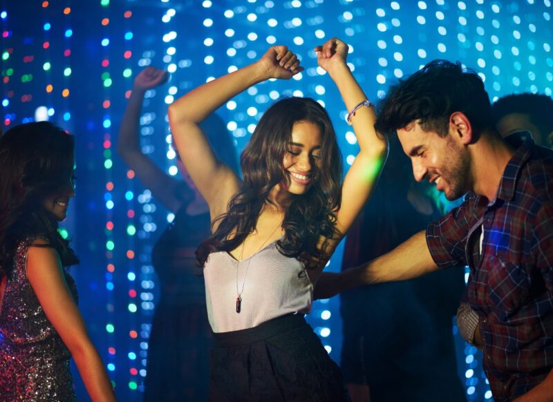 devojka i momak džuskaju u klubu