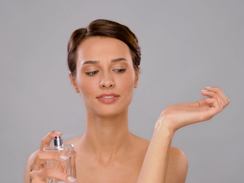 prikaz devojke koja prska parfem