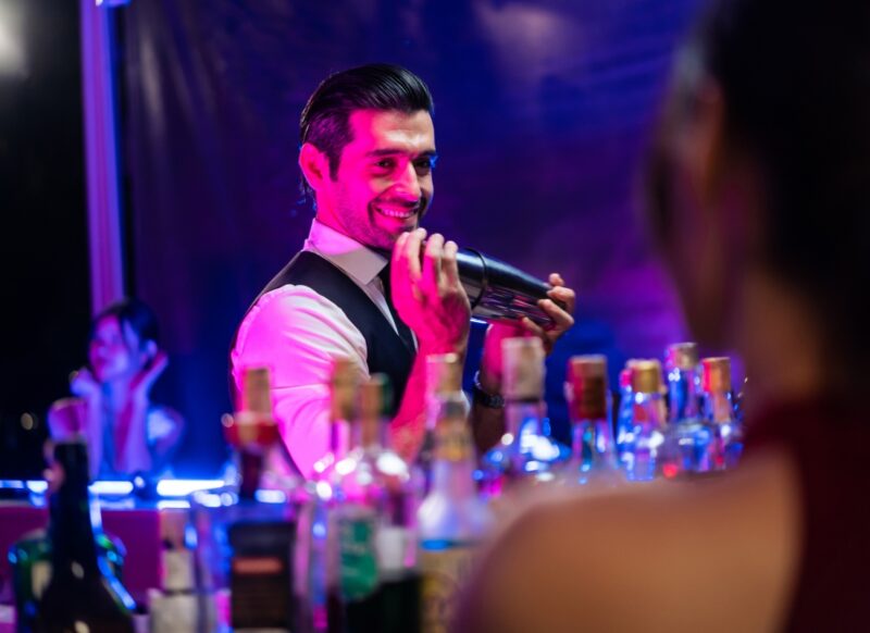 momak pravi koktel u hotelu