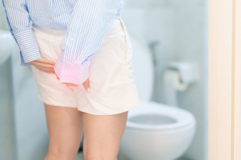 devojka se drži za zadnjicu, bol od hemoroida