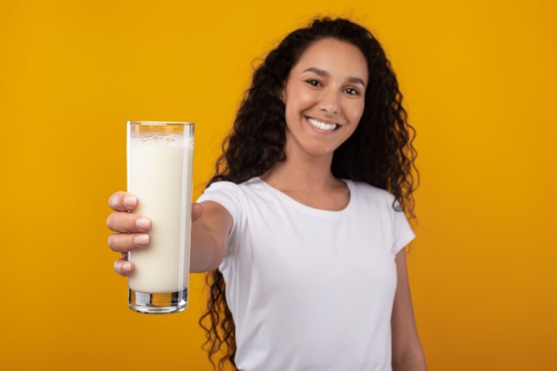 devojka drži čašu jogurta u ruci