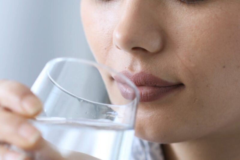 prikaz devojke koja pije vodu