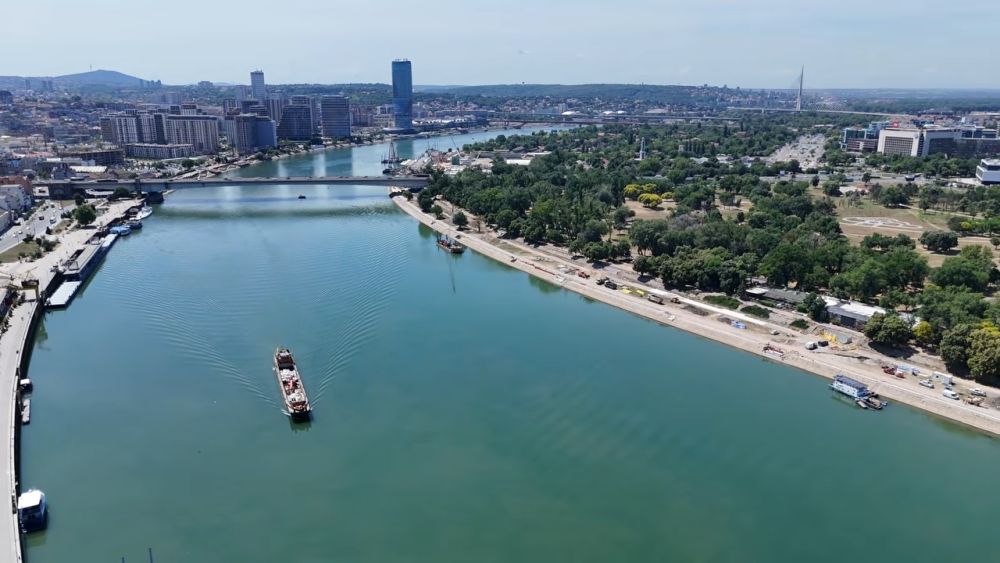 Pogled iz vazduha na Savu, beogradske mostove i gradsko priobalje