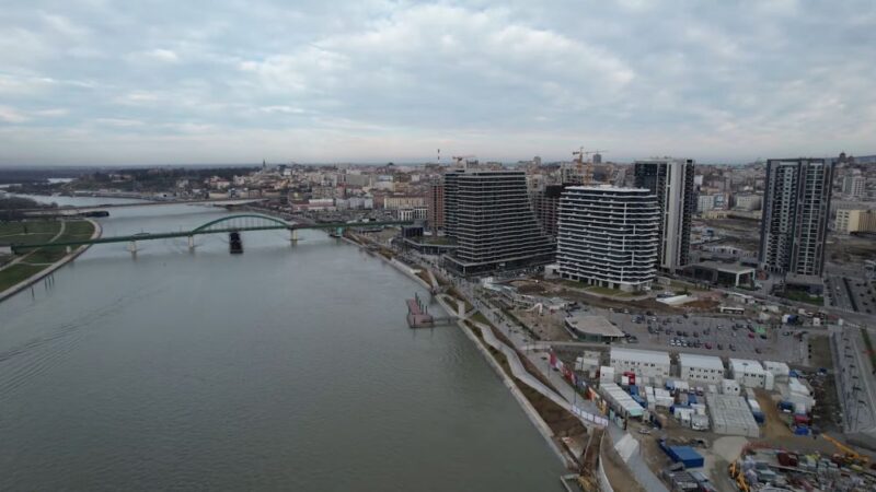 Pogled na reku Savu i moderno naselje Beograd na vodi